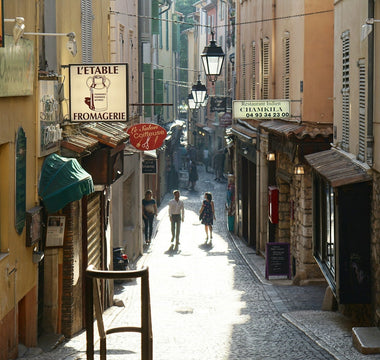 picture of an alley woth people
